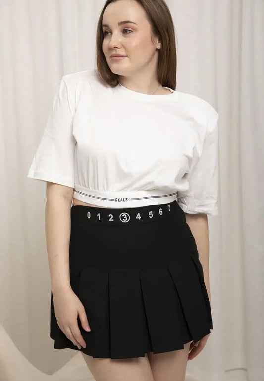 Short skirt with distinctive pleats